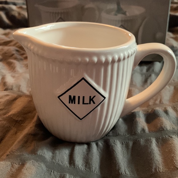 Ceramic cream and sugar set, never used would make a terrific gift - Picture 4 of 5